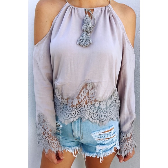 Cold shoulder top with lace - Picture 4 of 4